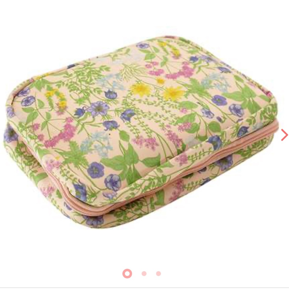 Mytagalongs Hanging Beauty Case